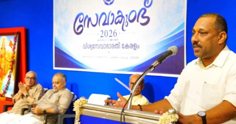 എറണാകുളം മാധവനിവാസില്‍ വിശ്വസേവാഭാരതി സംഘടിപ്പിച്ച സേവാകുംഭ് സമാപന സഭയില്‍ ആര്‍എസ്എസ് ദക്ഷിണ കേരളം പ്രാന്തപ്രചാരക് എസ്. സുദര്‍ശന്‍ സേവാസന്ദേശം നല്‍കുന്നു. എ.ആര്‍. മോഹന്‍, വിഷ്ണുപ്രസാദ് ബി. മേനോന്‍, ജി. ഗിരീഷ് സമീപം