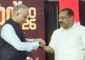 നെടുമങ്ങാട്ട് ഉണര്‍വ്വ് 2026 യുവസംഗമ വേദിയില്‍ നാവികസേന മുന്‍ മേധാവി അഡ്മിറല്‍ ആര്‍. ഹരികുമാര്‍, ആര്‍എസ്എസ് ദക്ഷിണ കേരളം പ്രാന്ത പ്രചാരക് എസ്. സുദര്‍ശന്റെ കൈയില്‍ രാഖി ബന്ധിക്കുന്നു