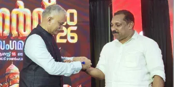 നെടുമങ്ങാട്ട് ഉണര്‍വ്വ് 2026 യുവസംഗമ വേദിയില്‍ നാവികസേന മുന്‍ മേധാവി അഡ്മിറല്‍ ആര്‍. ഹരികുമാര്‍, ആര്‍എസ്എസ് ദക്ഷിണ കേരളം പ്രാന്ത പ്രചാരക് എസ്. സുദര്‍ശന്റെ കൈയില്‍ രാഖി ബന്ധിക്കുന്നു