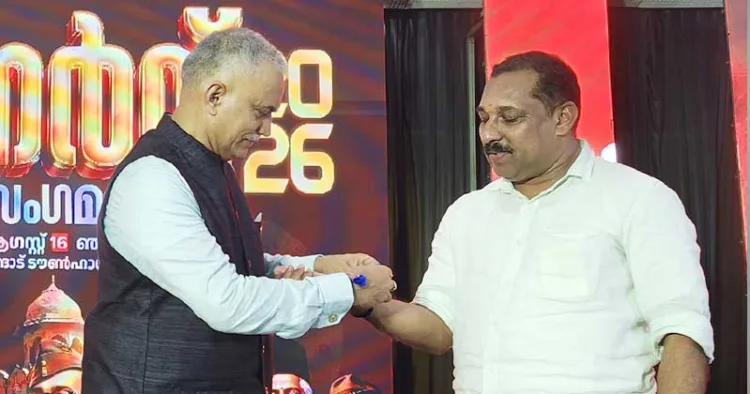 നെടുമങ്ങാട്ട് ഉണര്‍വ്വ് 2026 യുവസംഗമ വേദിയില്‍ നാവികസേന മുന്‍ മേധാവി അഡ്മിറല്‍ ആര്‍. ഹരികുമാര്‍, ആര്‍എസ്എസ് ദക്ഷിണ കേരളം പ്രാന്ത പ്രചാരക് എസ്. സുദര്‍ശന്റെ കൈയില്‍ രാഖി ബന്ധിക്കുന്നു