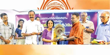ബാല സംസ്കാര കേന്ദ്രം 30-ാമത് ജന്മാഷ്ടമി പുരസ്കാരം തപസ്യ സംസ്ഥാന പ്രസിഡന്റ് വിജയകൃഷ്ണന് ഡോ. വി. സുജാതയ്ക്ക് സമ്മാനിക്കുന്നു. കെ.എന്. സജികുമാര്, കുമാരി അരുന്ധതി, മേയര് വി.വി. രാജേഷ്, ലിജു വി, ആര്. പ്രസന്നകുമാര്, പി.കെ. വിജയരാഘവന് സമീപം