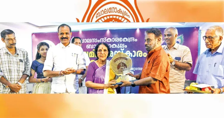 ബാല സംസ്‌കാര കേന്ദ്രം 30-ാമത് ജന്മാഷ്ടമി പുരസ്‌കാരം തപസ്യ സംസ്ഥാന പ്രസിഡന്റ് വിജയകൃഷ്ണന്‍ ഡോ. വി. സുജാതയ്ക്ക് സമ്മാനിക്കുന്നു. കെ.എന്‍. സജികുമാര്‍, കുമാരി അരുന്ധതി, മേയര്‍ വി.വി. രാജേഷ്, ലിജു വി, ആര്‍. പ്രസന്നകുമാര്‍, പി.കെ. വിജയരാഘവന്‍ സമീപം