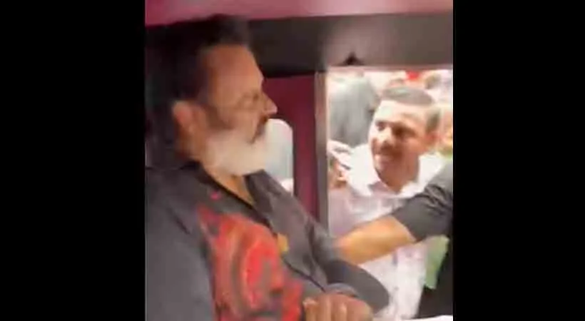 ഔദ്യോഗിക വാഹനം വരാൻ വൈകി; ഓട്ടോറിക്ഷയിൽ യാത്ര ചെയ്ത് കേന്ദ്രമന്ത്രി സുരേഷ് ഗോപി