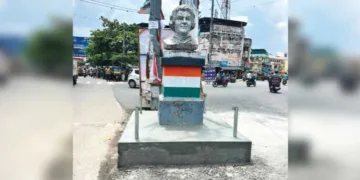 തിരുമല ജംഗ്ഷനില് ഗതാഗതം തടസ്സപ്പെടുത്തി ഇന്ദിരാഗാന്ധി പ്രതിമയുടെ ചുവട്ടില് റോഡിലേക്ക് ഇറക്കി ഭിത്തി നിര്മിച്ചിരിക്കുന്നു