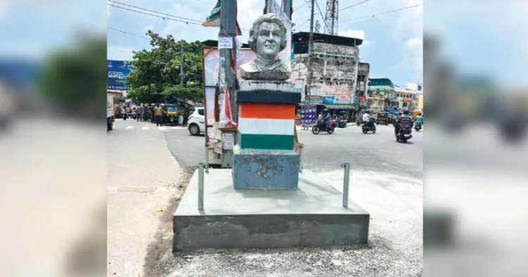 തിരുമല ജംഗ്ഷനില്‍ ഗതാഗതം തടസ്സപ്പെടുത്തി ഇന്ദിരാഗാന്ധി പ്രതിമയുടെ ചുവട്ടില്‍ റോഡിലേക്ക് ഇറക്കി ഭിത്തി നിര്‍മിച്ചിരിക്കുന്നു