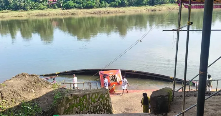 തിരുവോണത്തോണി ക്ഷേത്രക്കടവില്‍ മറിഞ്ഞപ്പോള്‍