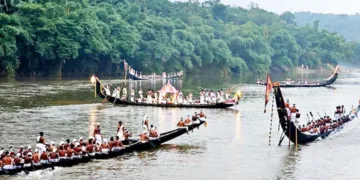 തിരുവാറന്മുളയപ്പന് തിരുവോണ വിഭവങ്ങളുമായി ഉത്രാട ദിനമായ ഇന്നലെ തിരുവോണത്തോണി കാട്ടൂര് മഠത്തില് നിന്നും യാത്ര തിരിച്ചപ്പോള് അകമ്പടി സേവിക്കുന്ന പള്ളിയോടങ്ങള്