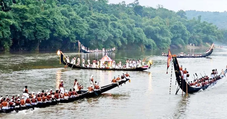 തിരുവാറന്മുളയപ്പന് തിരുവോണ വിഭവങ്ങളുമായി ഉത്രാട ദിനമായ ഇന്നലെ തിരുവോണത്തോണി കാട്ടൂര്‍ മഠത്തില്‍ നിന്നും യാത്ര തിരിച്ചപ്പോള്‍ അകമ്പടി സേവിക്കുന്ന പള്ളിയോടങ്ങള്‍