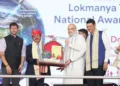 പൂനെയില്‍ നടന്ന ചടങ്ങില്‍ ലോകമാന്യ തിലക് ദേശീയ പുരസ്‌കാരം കേന്ദ്ര ആഭ്യന്തരമന്ത്രി അമിത് ഷാ, ദേശീയ സുരക്ഷാ ഉപദേഷ്ടാവ് അജിത് ഡോവലിന് സമ്മാനിക്കുന്നു. മഹാരാഷ്ട്ര മുഖ്യമന്ത്രി ദേവേന്ദ്ര ഫഡ്നാവിസ്, ഉപമുഖ്യമന്ത്രി ഏകനാഥ് ഷിന്‍ഡെ, കേന്ദ്രമന്ത്രി മുരളീധര്‍ മൊഹോള്‍ തുടങ്ങിയവര്‍ സമീപം