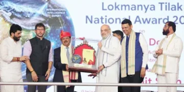 പൂനെയില് നടന്ന ചടങ്ങില് ലോകമാന്യ തിലക് ദേശീയ പുരസ്കാരം കേന്ദ്ര ആഭ്യന്തരമന്ത്രി അമിത് ഷാ, ദേശീയ സുരക്ഷാ ഉപദേഷ്ടാവ് അജിത് ഡോവലിന് സമ്മാനിക്കുന്നു. മഹാരാഷ്ട്ര മുഖ്യമന്ത്രി ദേവേന്ദ്ര ഫഡ്നാവിസ്, ഉപമുഖ്യമന്ത്രി ഏകനാഥ് ഷിന്ഡെ, കേന്ദ്രമന്ത്രി മുരളീധര് മൊഹോള് തുടങ്ങിയവര് സമീപം