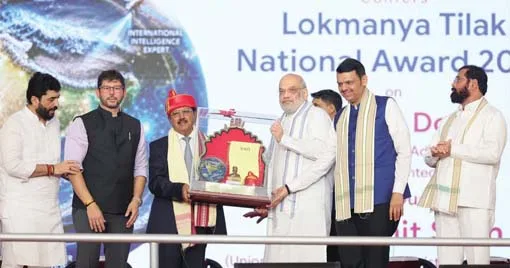പൂനെയില് നടന്ന ചടങ്ങില് ലോകമാന്യ തിലക് ദേശീയ പുരസ്കാരം കേന്ദ്ര ആഭ്യന്തരമന്ത്രി അമിത് ഷാ, ദേശീയ സുരക്ഷാ ഉപദേഷ്ടാവ് അജിത് ഡോവലിന് സമ്മാനിക്കുന്നു. മഹാരാഷ്ട്ര മുഖ്യമന്ത്രി ദേവേന്ദ്ര ഫഡ്നാവിസ്, ഉപമുഖ്യമന്ത്രി ഏകനാഥ് ഷിന്ഡെ, കേന്ദ്രമന്ത്രി മുരളീധര് മൊഹോള് തുടങ്ങിയവര് സമീപം