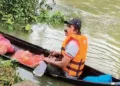 പ്രളയത്തില് ദുരിതമനുഭവിക്കുന്നവര്ക്ക് ഭക്ഷ്യസാധനങ്ങള് കൈമാറാന് തോണിയില് പോകുന്ന സുരേഷ്കുമാര്