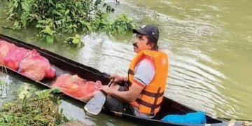 പ്രളയത്തില് ദുരിതമനുഭവിക്കുന്നവര്ക്ക് ഭക്ഷ്യസാധനങ്ങള് കൈമാറാന് തോണിയില് പോകുന്ന സുരേഷ്കുമാര്