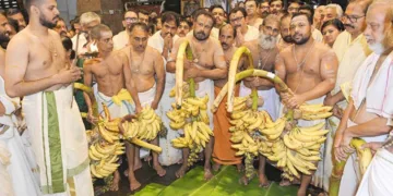 ചിങ്ങത്തിലെ ഉത്രാട ദിനമായ ഇന്നലെ ഗുരുവായൂര് ശ്രീകൃഷ്ണസ്വാമി ക്ഷേത്രത്തില് നടന്ന കാഴ്ചക്കുല സമര്പ്പണം