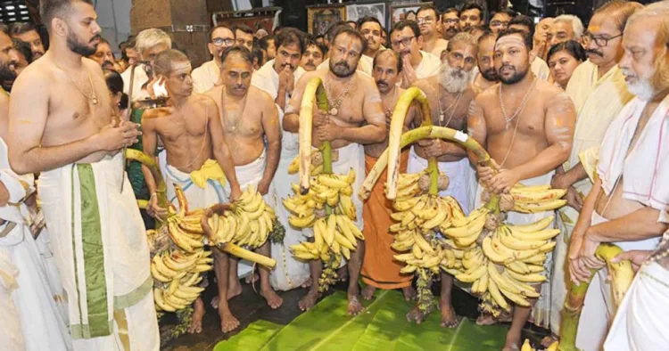 ചിങ്ങത്തിലെ ഉത്രാട ദിനമായ ഇന്നലെ ഗുരുവായൂര്‍ ശ്രീകൃഷ്ണസ്വാമി ക്ഷേത്രത്തില്‍ നടന്ന കാഴ്ചക്കുല സമര്‍പ്പണം