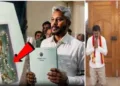വിജയിന്റെ ധനകാര്യമന്ത്രി ബജറ്റിനൊപ്പം കൊന്തയും പിടിച്ചിരിക്കുന്നു (ഇടത്ത്)വിജയ് തെരഞ്ഞെടുപ്പ് പ്രചാരണക്കാലത്ത് പള്ളിയില് മുട്ടിലിഴയുന്നു (വലത്ത്)
