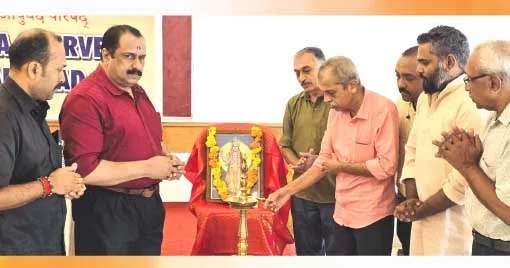 വിശ്വ ആയുര്വേദ പരിഷത്ത് സംസ്ഥാന നേതൃയോഗം ആരോഗ്യഭാരതി സംസ്ഥാന പ്രസിഡന്റ് ഡോ. ജെ. രാധാകൃഷ്ണന് ഉദ്ഘാടനം ചെയ്യുന്നു. ഡോ. രവികുമാര് കല്യാണിശ്ശേരില്, ഡോ. ടി. ടി. കൃഷ്ണകുമാര്, ഡോ. ആദര്ശ് സി. രവി തുടങ്ങിയവര് സമീപം