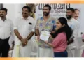 ക്രീഡാഭാരതിയുടെ ആഭിമുഖ്യത്തില്‍ നടന്ന ദേശീയ കായിക ദിനാചാരണം, മേജര്‍ ധ്യാന്‍ചന്ദ് ജയന്തി ആഘോഷത്തില്‍ പങ്കെടുത്ത കായികതാരത്തിന് സിനിമ സീരിയല്‍ താരം വിവേക് ഗോപന്‍ സര്‍ട്ടിഫിക്കറ്റ് നല്‍കുന്നു