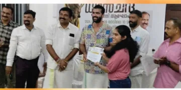 ക്രീഡാഭാരതിയുടെ ആഭിമുഖ്യത്തില്‍ നടന്ന ദേശീയ കായിക ദിനാചാരണം, മേജര്‍ ധ്യാന്‍ചന്ദ് ജയന്തി ആഘോഷത്തില്‍ പങ്കെടുത്ത കായികതാരത്തിന് സിനിമ സീരിയല്‍ താരം വിവേക് ഗോപന്‍ സര്‍ട്ടിഫിക്കറ്റ് നല്‍കുന്നു