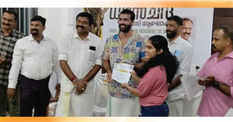 ക്രീഡാഭാരതിയുടെ ആഭിമുഖ്യത്തില്‍ നടന്ന ദേശീയ കായിക ദിനാചാരണം, മേജര്‍ ധ്യാന്‍ചന്ദ് ജയന്തി ആഘോഷത്തില്‍ പങ്കെടുത്ത കായികതാരത്തിന് സിനിമ സീരിയല്‍ താരം വിവേക് ഗോപന്‍ സര്‍ട്ടിഫിക്കറ്റ് നല്‍കുന്നു