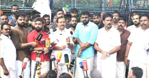 സെക്രട്ടേറിയറ്റ് നടയില് അനിശ്ചിതകാല നിരാഹാരസമരം നടത്തുന്ന എല്പിഎസ്ടി റാങ്ക് ഹോള്ഡേഴ്സിന് ഐക്യദാര്ഡ്യം പ്രകടിപ്പിച്ചുകൊണ്ട് യുവമോര്ച്ച തിരുവനന്തപുരം സൗത്ത് ജില്ലാ കമ്മിറ്റിയുടെ സെക്രട്ടേറിയറ്റ് മാര്ച്ച് വി. മുരളീധരന് എംഎല്എ ഉദ്ഘാടനം ചെയ്യുന്നു