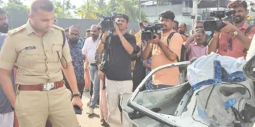 അപകട സ്ഥലം തൃശൂര്‍ റൂറല്‍ ജില്ലാ പോലീസ് മേധാവി
മുഹമ്മദ് നദീമുദ്ദീന്‍ സന്ദര്‍ശിക്കുന്നു