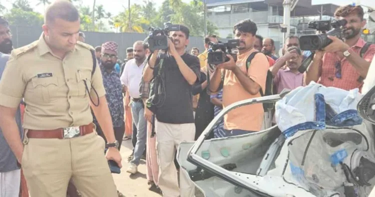 അപകട സ്ഥലം തൃശൂര്‍ റൂറല്‍ ജില്ലാ പോലീസ് മേധാവി
മുഹമ്മദ് നദീമുദ്ദീന്‍ സന്ദര്‍ശിക്കുന്നു