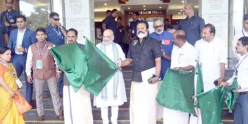 സബ്‌സിഡിയോടെ സവാള ലഭ്യമാക്കുന്ന എന്‍സിസിഎഫ്, നാഫെഡ് മൊബൈല്‍ വാനുകളുടെ ഫ്‌ളാഗ് ഓഫ് കേന്ദ്രമന്ത്രി അമിത് ഷാ നിര്‍വ്വഹിക്കുന്നു