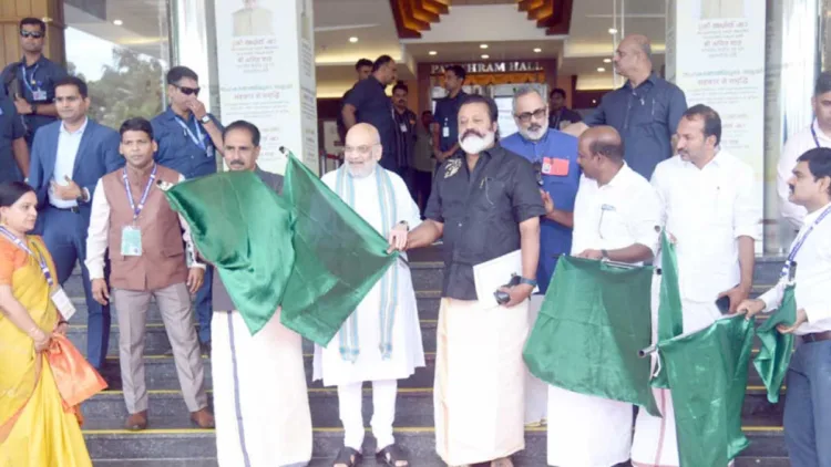 സബ്‌സിഡിയോടെ സവാള ലഭ്യമാക്കുന്ന എന്‍സിസിഎഫ്, നാഫെഡ് മൊബൈല്‍ വാനുകളുടെ ഫ്‌ളാഗ് ഓഫ് കേന്ദ്രമന്ത്രി അമിത് ഷാ നിര്‍വ്വഹിക്കുന്നു