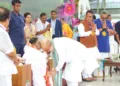 അമൃതപുരിയില്‍ വിശ്വസേവാദിനാഘോഷം ഉദ്ഘാടനം ചെയ്ത കേന്ദ്ര ആഭ്യന്തരമന്ത്രി അമിത് ഷാ അമ്മയുടെ അനുഗ്രഹം വാങ്ങുന്നു