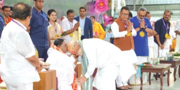 അമൃതപുരിയില്‍ വിശ്വസേവാദിനാഘോഷം ഉദ്ഘാടനം ചെയ്ത കേന്ദ്ര ആഭ്യന്തരമന്ത്രി അമിത് ഷാ അമ്മയുടെ അനുഗ്രഹം വാങ്ങുന്നു
