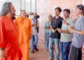 പ്രത്യേക വേദിയുടെ നിര്‍മ്മാണ പുരോഗതി മാതാ അമൃതാനന്ദമയി മഠം വൈസ് ചെയര്‍മാന്‍ സ്വാമി അമൃതസ്വരൂപാനന്ദപുരി വിലയിരുത്തുന്നു. അമൃതപുരി ക്യാംപസ് ഡയറക്ടര്‍ ബ്രഹ്‌മചാരി ദേവിദാസ് ചൈതന്യ സമീപം.