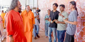 പ്രത്യേക വേദിയുടെ നിര്‍മ്മാണ പുരോഗതി മാതാ അമൃതാനന്ദമയി മഠം വൈസ് ചെയര്‍മാന്‍ സ്വാമി അമൃതസ്വരൂപാനന്ദപുരി വിലയിരുത്തുന്നു. അമൃതപുരി ക്യാംപസ് ഡയറക്ടര്‍ ബ്രഹ്‌മചാരി ദേവിദാസ് ചൈതന്യ സമീപം.