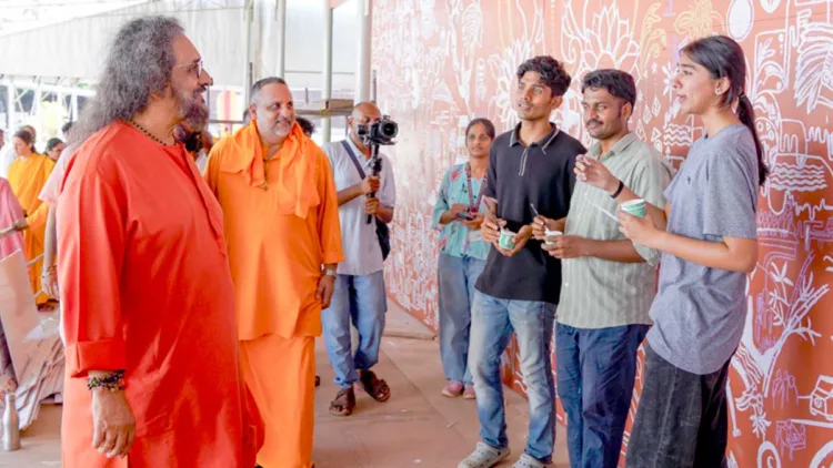 പ്രത്യേക വേദിയുടെ നിര്മ്മാണ പുരോഗതി മാതാ അമൃതാനന്ദമയി മഠം വൈസ് ചെയര്മാന് സ്വാമി അമൃതസ്വരൂപാനന്ദപുരി വിലയിരുത്തുന്നു. അമൃതപുരി ക്യാംപസ് ഡയറക്ടര് ബ്രഹ്മചാരി ദേവിദാസ് ചൈതന്യ സമീപം.