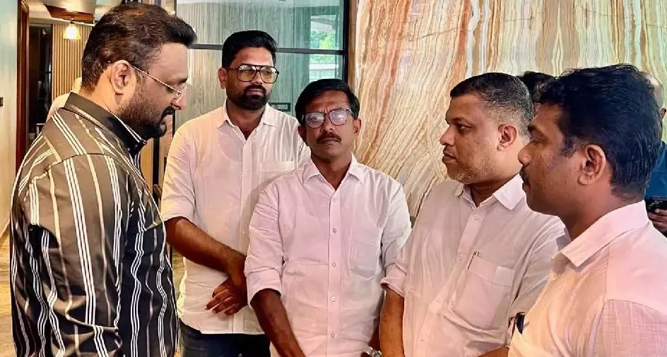 എന്തിനും ഞങ്ങൾ കൂടെയുണ്ട് ; റിപ്പോർട്ടർ ടിവിക്ക് പിന്തുണയുമായി എസ്ഡിപിഐ നേതാക്കൾ ചാനൽ ആസ്ഥാനത്ത്