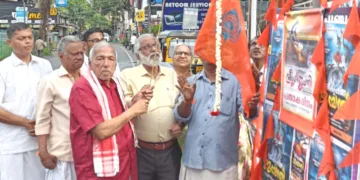 ശ്രീകൃഷ്ണജയന്തിയോടനുബന്ധിച്ച് ഗോകുല പതാക ഉയര്‍ത്തുന്ന എംഎ സാര്‍