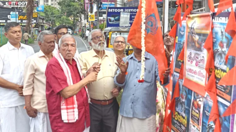 ശ്രീകൃഷ്ണജയന്തിയോടനുബന്ധിച്ച് ഗോകുല പതാക ഉയര്‍ത്തുന്ന എംഎ സാര്‍