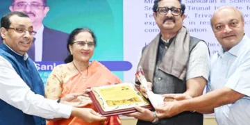 അഹമ്മദാബാദില്‍ നടന്ന ചടങ്ങില്‍ ഡോ. വി.ജി. പട്ടേല്‍ ദേശീയ പുരസ്‌കാരം ശ്രീചിത്ര തിരുനാള്‍ ഇന്‍സ്റ്റിറ്റ്യൂട്ട് ഫോര്‍ മെഡിക്കല്‍ സയന്‍സസ് ആന്‍ഡ് ടെക്‌നോളജിയിലെ സയന്റിസ്റ്റ് ബാലറാം ശങ്കരന്‍ ഏറ്റുവാങ്ങുന്നു