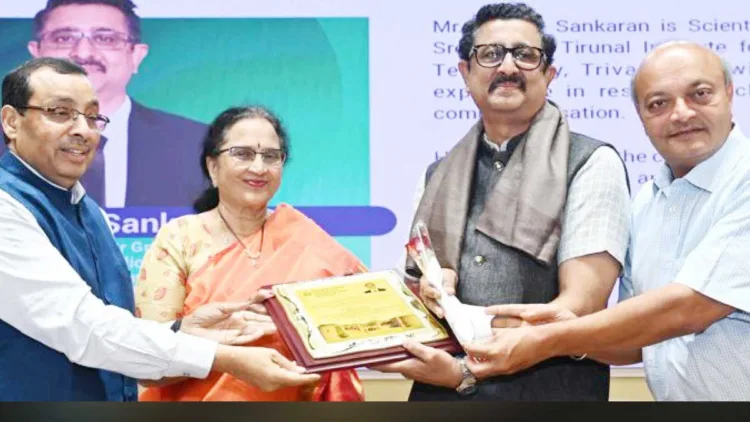 അഹമ്മദാബാദില് നടന്ന ചടങ്ങില് ഡോ. വി.ജി. പട്ടേല് ദേശീയ പുരസ്കാരം ശ്രീചിത്ര തിരുനാള് ഇന്സ്റ്റിറ്റ്യൂട്ട് ഫോര് മെഡിക്കല് സയന്സസ് ആന്ഡ് ടെക്നോളജിയിലെ സയന്റിസ്റ്റ് ബാലറാം ശങ്കരന് ഏറ്റുവാങ്ങുന്നു