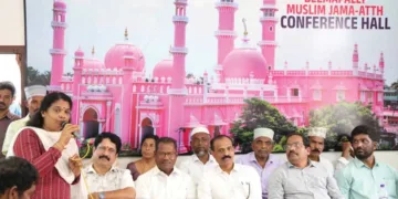 തിരുവനന്തപുരം ബീമാപ്പള്ളി ഉറൂസ് അവലോകന യോഗത്തില്‍ മരാമത്ത് കാര്യ സ്റ്റാന്‍ഡിംഗ് കമ്മിറ്റി ചെയര്‍പേഴ്‌സണ്‍ മഞ്ജു ജി.എസ് സംസാരിക്കുന്നു. മേയര്‍ വി.വി. രാജേഷ്, ആരോഗ്യ സ്റ്റാന്‍ഡിംഗ് കമ്മിറ്റി ചെയര്‍മാന്‍ എം.ആര്‍. ഗോപന്‍, നഗരാസൂത്രണ സ്റ്റാന്‍ഡിംഗ് കമ്മിറ്റി ചെയര്‍മാന്‍ പാറ്റൂര്‍ രാധാകൃഷ്ണന്‍, പള്ളി കമ്മിറ്റി ഭാരവാഹികള്‍ തുടങ്ങിയവര്‍ സമീപം