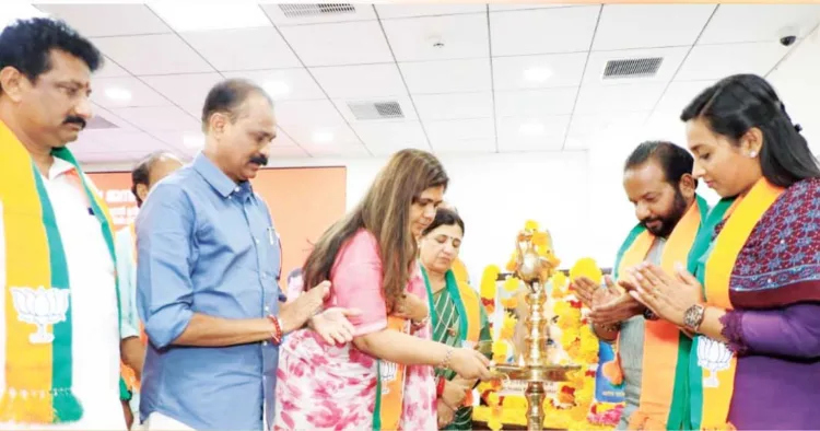 സേവാസേതു അഭിയാന്റെ ഭാഗമായി സംഘടിപ്പിച്ച കൗണ്‍സിലര്‍മാരുടെ ശില്പശാല തിരുവനന്തപുരം മാരാര്‍ജി ഭവനില്‍ മഹാരാഷ്ട്ര മന്ത്രി പങ്കജാ മുണ്ടെ ഉദ്ഘാടനം ചെയ്യുന്നു
