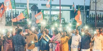 തിരുവനന്തപുരത്ത് വൈദ്യുതി ഭവന് മുന്നില്‍ ബിജെപി ടോര്‍ച്ച് തെളിയിച്ച് നടത്തിയ പ്രതിഷേധം