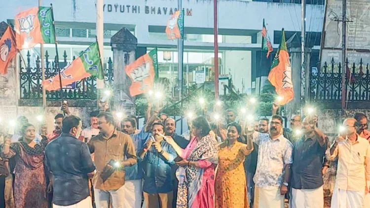 തിരുവനന്തപുരത്ത് വൈദ്യുതി ഭവന് മുന്നില്‍ ബിജെപി ടോര്‍ച്ച് തെളിയിച്ച് നടത്തിയ പ്രതിഷേധം