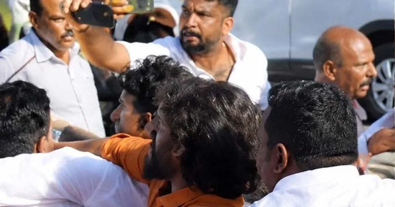 കേരള കോണ്ഗ്രസ് കൂട്ടയടിക്കിടെ പൊലീസുകാര്ക്ക് നേരെ ചൂട് ചായ ഒഴിച്ചവര്ക്കെതിരെ കേസ്