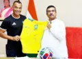 കൊല്‍ക്കത്തയിലെത്തിയ ബ്രസീല്‍ ഇതിഹാസ ഫുട്‌ബോളര്‍ കഫു ബംഗാള്‍ മുഖ്യമന്ത്രി സുവേന്ദു അധികാരിയുമായി കൂടിക്കാഴ്ച്ചയ്ക്കിടെ സ്വന്തം കൈയ്യൊപ്പ് ചാര്‍ത്തിയ ബ്രസീലിയന്‍ ജേഴ്‌സി സമ്മാനിക്കുന്നു