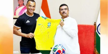കൊല്ക്കത്തയിലെത്തിയ ബ്രസീല് ഇതിഹാസ ഫുട്ബോളര് കഫു ബംഗാള് മുഖ്യമന്ത്രി സുവേന്ദു അധികാരിയുമായി കൂടിക്കാഴ്ച്ചയ്ക്കിടെ സ്വന്തം കൈയ്യൊപ്പ് ചാര്ത്തിയ ബ്രസീലിയന് ജേഴ്സി സമ്മാനിക്കുന്നു