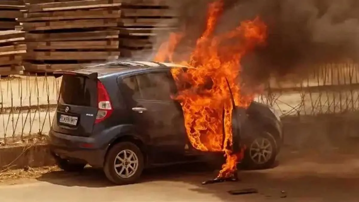 വടകരയില് നിര്ത്തിയിട്ടിരുന്ന കാര് കത്തിനശിച്ചു; ഡ്രൈവര് രക്ഷപ്പെട്ടത് അത്ഭുതകരമായി