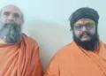 ജുന അഘാഡ ഗുജറാത്ത് ഗോശാല ആശ്രമത്തിലെ മഹാമണ്ഡലേശ്വര് രവി ശരണാനന്ദജി മഹാരാജും ചെറുകോട് ആഞ്ജനേയാശ്രമം മഠാധിപതി സ്വാമി ഹനുമല്പാദാനന്ദ
സരസ്വതിയും കണ്ണൂര് ആറാട്ട് റോഡില് നടന്ന സത്സംഗത്തില് പങ്കെടുക്കാനെത്തിയപ്പോള്