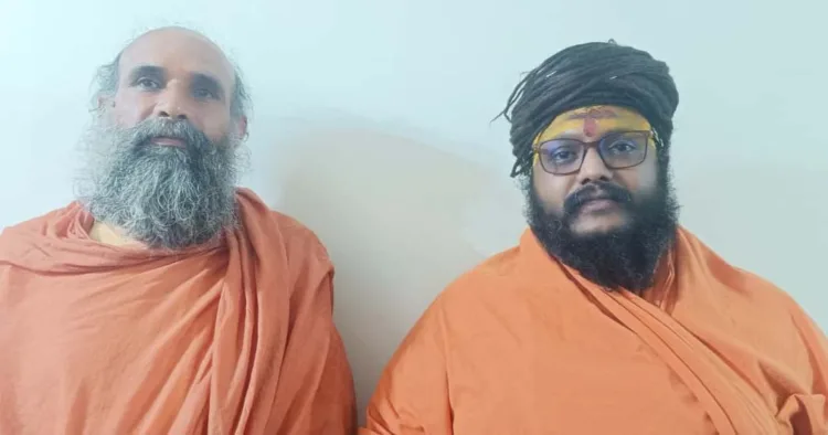 ജുന അഘാഡ ഗുജറാത്ത് ഗോശാല ആശ്രമത്തിലെ മഹാമണ്ഡലേശ്വര്‍ രവി ശരണാനന്ദജി മഹാരാജും ചെറുകോട് ആഞ്ജനേയാശ്രമം മഠാധിപതി സ്വാമി ഹനുമല്‍പാദാനന്ദ
സരസ്വതിയും കണ്ണൂര്‍ ആറാട്ട് റോഡില്‍ നടന്ന സത്സംഗത്തില്‍ പങ്കെടുക്കാനെത്തിയപ്പോള്‍