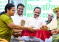 തിരുവനന്തപുരത്ത് 28-ാമത് ലോക നാളികേര ദിനാഘോഷ ചടങ്ങില്‍ പങ്കെടുത്ത കേന്ദ്രമന്ത്രി രാംനാഥ് ഠാക്കൂറിന് മുഖ്യമന്ത്രി വി.ഡി. സതീശന്‍ ഉപഹാരം സമര്‍പ്പിക്കുന്നു. കൃഷിമന്ത്രി ടി. സിദ്ദിഖ് സമീപം